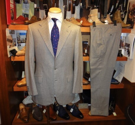 ブリオーニ Brioni】秋冬向け ストライプ柄ライトグレースーツ 50 