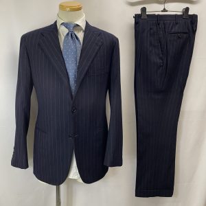 【Kiton キトン】秋冬春向け サキソニーウール 定番ストライプ柄ネイビースーツ 48 紺色