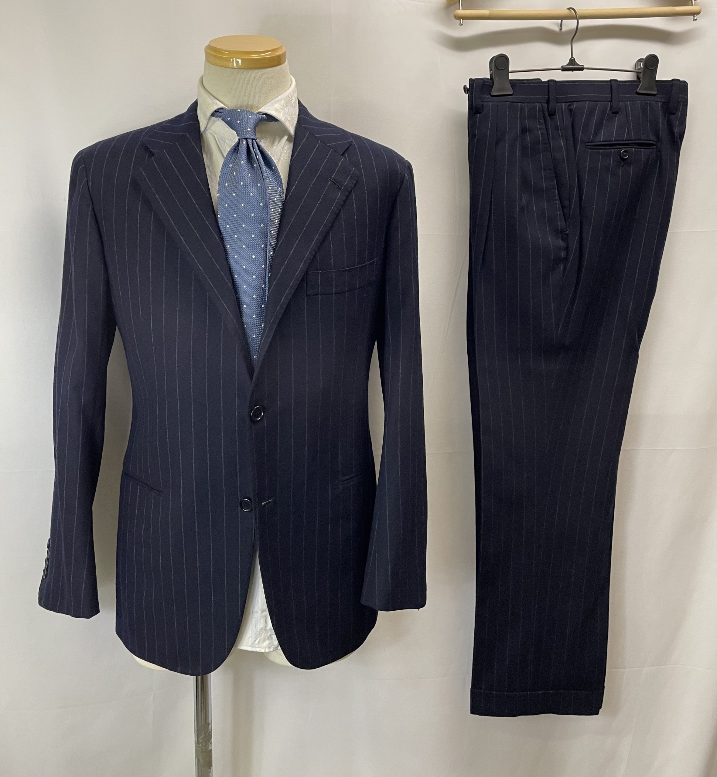 【Kiton キトン】秋冬春向け サキソニーウール 定番ストライプ柄ネイビースーツ 48 紺色