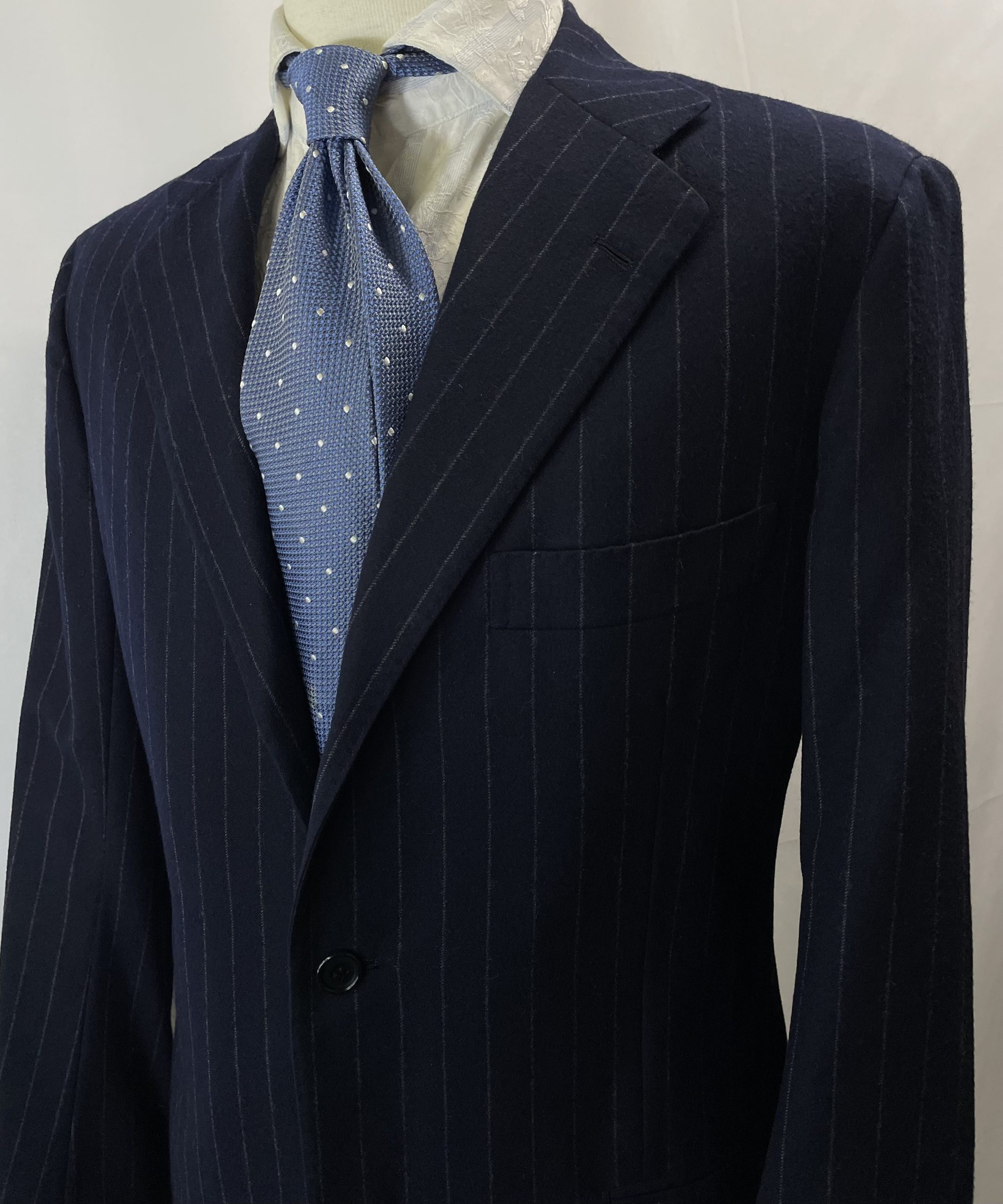 【Kiton キトン】秋冬春向け サキソニーウール 定番ストライプ柄ネイビースーツ 48 紺色 - 画像 (2)