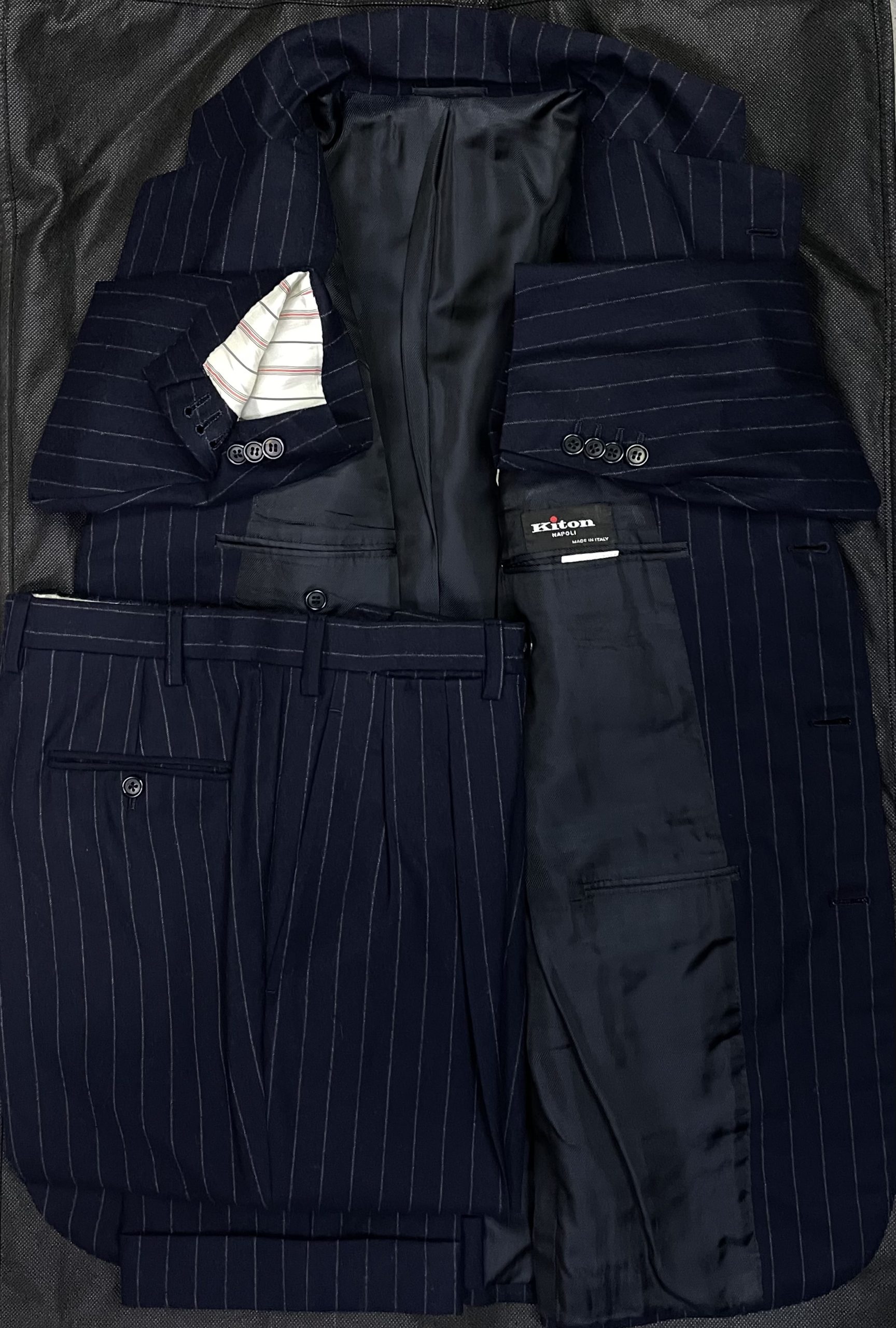 【Kiton キトン】秋冬春向け サキソニーウール 定番ストライプ柄ネイビースーツ 48 紺色 - 画像 (4)