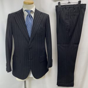 【La Vera Sartoria Napoletana ORAZIO LUCIANO】ナポリ仕立て 秋冬向けフラノウール ストライプ柄ネイビースーツ 48 濃紺