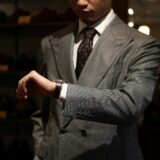 【なぜナポリ仕立てスーツは”色気”をまとうのか⁉】についての考察。