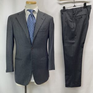 【Kiton キトン】秋冬向け サキソニーウール ストライプ柄 定番グレースーツ 44～46
