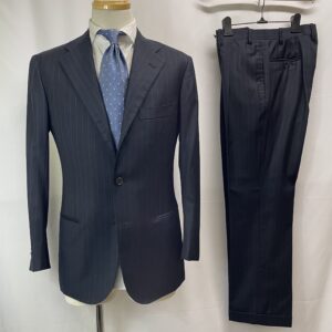 【Kiton キトン】合い物ウール 定番ストライプ柄ネイビースーツ 48 濃紺色