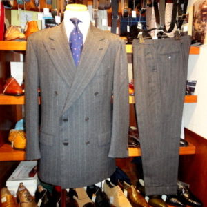 【Kiton キトン】秋冬向け ストライプ柄 美麗ダブルスーツ 52 グレー